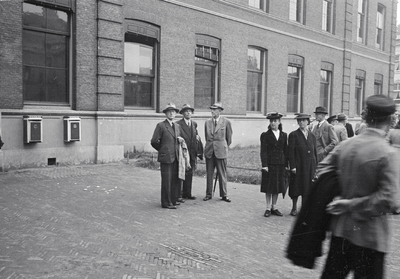 853232 Afbeelding van enkele medewerkers van het Staatsbedrijf der Posterijen, Telegrafie en Telefonie (PTT), ter ...